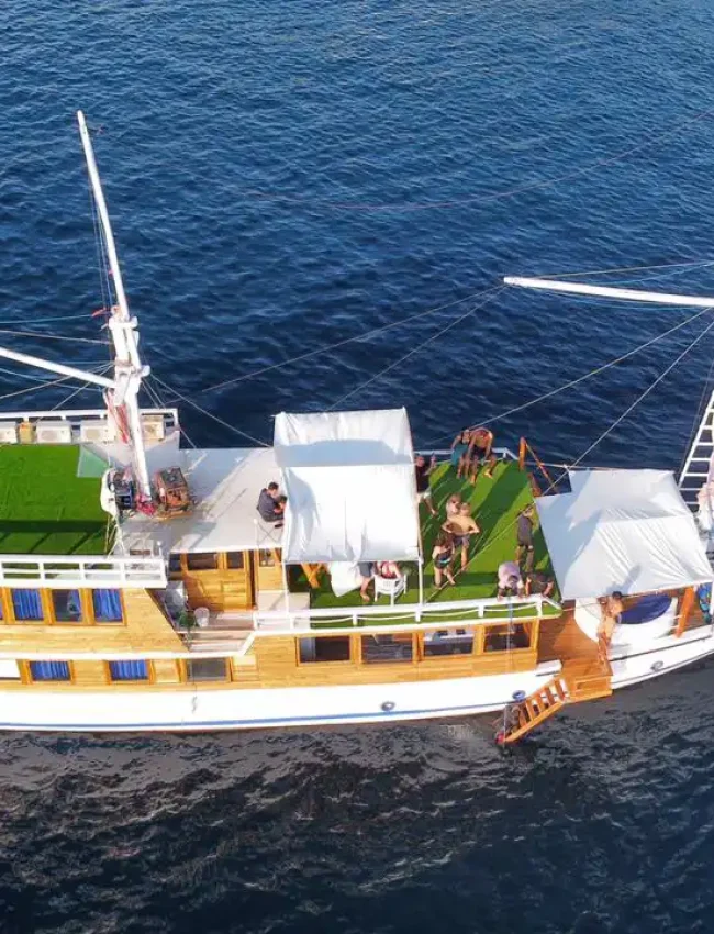 Komodo & Whaleshark Boat Phinisi Arumi 4 days 3 Night